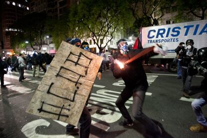 O Movimento Passe Livre liderou os protestos ao posicionar-se contrário ao aumento da tarifa de ônibus em vários Estados. As manifestações vinham se repetindo de maneira isolada em diversas capitais desde 2011. A adesão de São Paulo foi fundamental para que o movimento ganhasse caráter nacional.