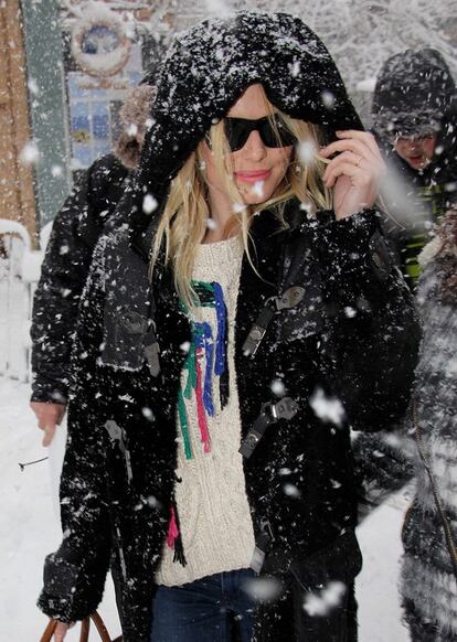 Kate Bosworth muy abrigada, con parka y jersey de lana, a su llegada al Festival.