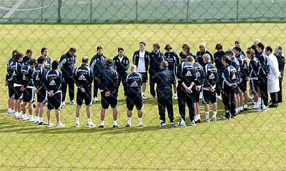 La plantilla del Real Madrid guarda un minuto de silencio durante el entrenamiento de ayer.