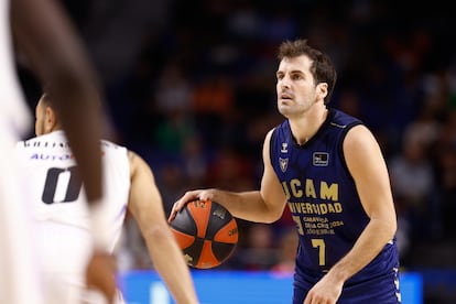 Tomas Bellas durante un partido de la Liga Endesa con UCAM Murcia ante el Real Madrid en noviembre de 2022.