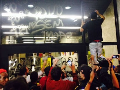 Manifestantes picham prédio do escritório da presidência da República em São Paulo, na Avenida Paulista, nesta quinta, em protesto contra o afastamento de Dilma e contra o Governo Temer. 