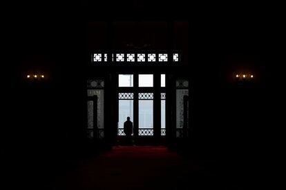 Un guardia de seguridad en su puesto durante la sesión anual del Parlamento en el Palacio del Pueblo en Pekín (China). 