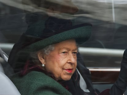 Isabel II, acompañada de su hijo Andrés de Inglaterra, llega al servicio religioso por el duque de Edimburgo celebrado el 29 de marzo en la abadía de Westminster, en Londres.