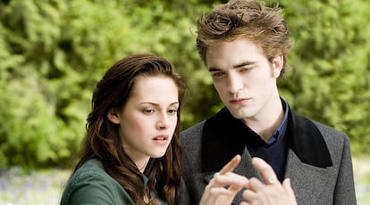 Kristen Stewart e Robert Pattinson no filme da saga "Crepúsculo". 