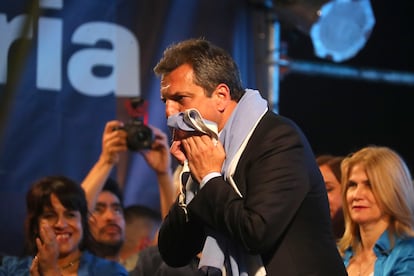 Sergio Massa ha salido pasadas las 11 de la noche a celebrar el triunfo en primera vuelta y a hablar a la militancia que en el centro de campaña lo recibió al grito de "¡Presidente!". Solo sobre el escenario ha agradecido a los 35 millones de argentinos habilitados para votar y festejado la remontada desde primarias. "Sé que muchos de los que nos votaron son los que más están sufriendo. No les voy a fallar", ha asegurado.