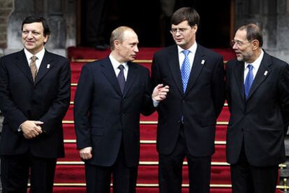 De izquierda a derecha, Durão Barroso, presidente de la Comisión; el líder ruso, Vladímir Putin; Jan Peter Balkenende, primer ministro holandés, y Javier Solana.