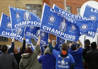 Los aficionados del Leicester City celbgran el título de la Premier League inglesa.
