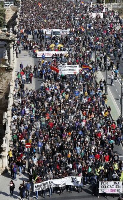 La manifestación estudiantil a su paso por el Puente del real en Valencia.