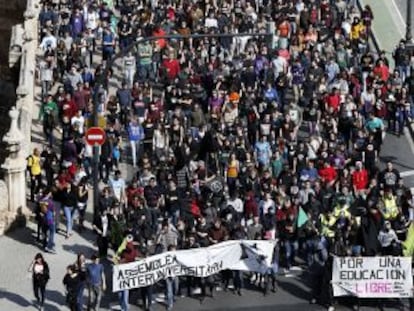 La manifestación estudiantil a su paso por el Puente del real en Valencia.
