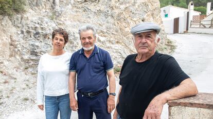 Rosalind Burns, a la izquierda, junto a José Rodríguez, alias 'Pepe el Loro', en el centro, y José Torres, 'Joseíllo de Rosa', a la derecha, en la aldea El Acebuchal, cerca de Frigiliana (Málaga),