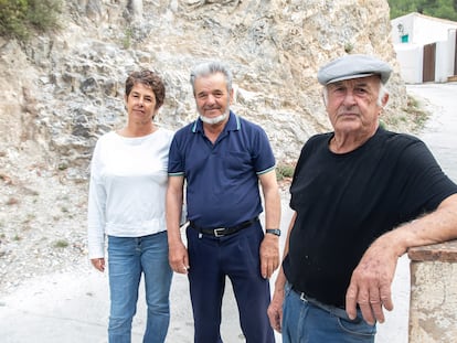 Rosalind Burns, a la izquierda, junto a José Rodríguez, alias 'Pepe el Loro', en el centro, y José Torres, 'Joseíllo de Rosa', a la derecha, en la aldea El Acebuchal, cerca de Frigiliana (Málaga),