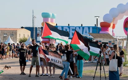 Protesta propalestina a la puertas del Arenal Sound, en Burriana, este miércoles.