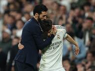 Álvaro Arbeloa abraza a Thiago Pitarch tras sustituirlo contra el Manchester City en el Bernabéu.