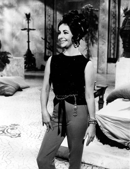 La actriz estadounidense Elizabeth Taylor, en el set de la película 'Cleopatra', en la que interpreta el papel de la reina egipcia, en el Estudio Cinecittà en Roma en 1962. 