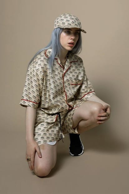 Pijama de seda de Gucci y gorra a juego combinado con zapatillas de Balenciaga.