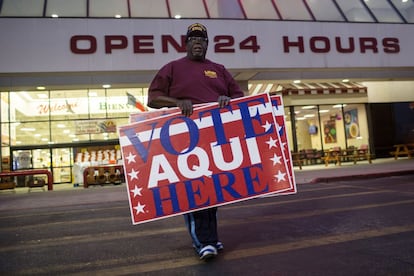 Un voluntario despliega carteles en Austin, Texas.