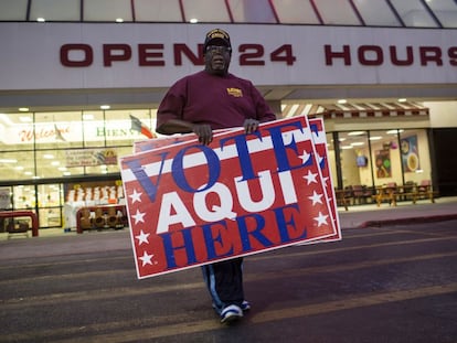 Un voluntario despliega carteles en Austin, Texas.