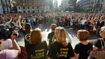 Miembros de la Asociación de Víctimas del Metro, en una de las concentraciones que durante años convocaron en Valencia para pedir justicia. 