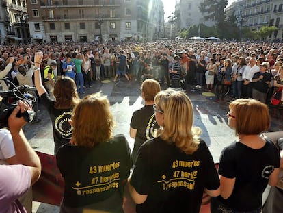 Miembros de la Asociación de Víctimas del Metro, en una de las concentraciones que durante años convocaron en Valencia para pedir justicia. 