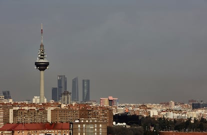 Los meteorólogos niegan que una masa de aire sahariano afecte a Madrid, como informa la Comunidad: lo atribuyen al humo de los incendios