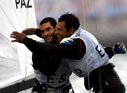 Antón Paz y Fernando Echávarri se abrazan tras ganar el oro olímpico.