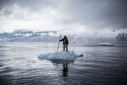 Alberth Lukassen, cazador inuit, sobre un banco de hielo en Groenlandia