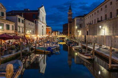 Terrazas en uno de los principales canales de la isla de Chioggia.