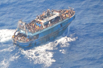 Imagen del barco que transportaba inmigrantes antes de hundirse, en Kalamata, Grecia, el 14 de junio de 2023.