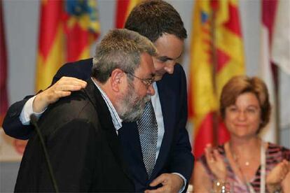 José Luis Rodríguez Zapatero acompaña a Cándido Méndez tras su intervención en la inauguración del congreso de UGT.