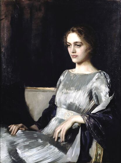 Retrato de Muel Gore vestida con un Delphos y retratada por sir Oswald Birley en 1919. 