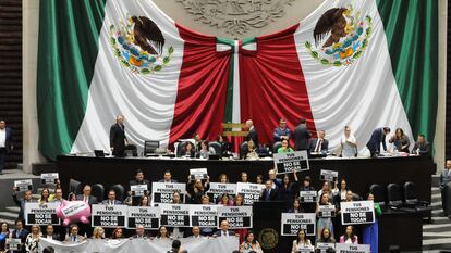 Diputados del PAN expresan su rechazo a la reforma, este 22 de abril en el Congreso.