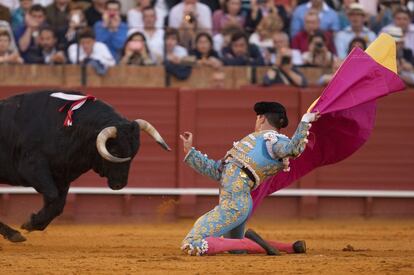 José María Manzanares en una larga cambiada a su sexto toro al que cortó dos orejas.