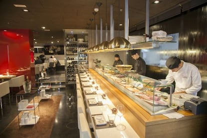 Barra del 99 Sushi Bar de la calle Padre Damián, en Madrid.