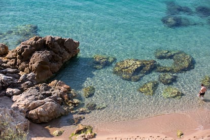 Aquesta petita franja de costa coronada pel far de Calella és un reclam per a qui vulgui gaudir d’una estampa única amb la sortida del sol. La platja de Garbí constitueix una continuació de la platja de Calella de la Costa. Compta amb tots els serveis i infraestructures de la seva veïna, però presenta una tranquil·litat única a la vila del Maresme.