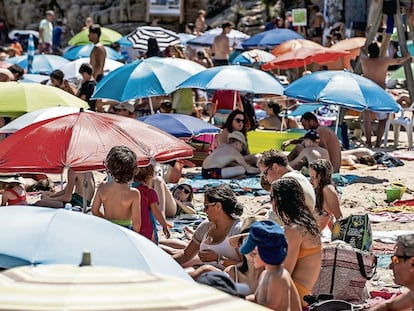 Bañistas, en una playa de la Costa Brava.