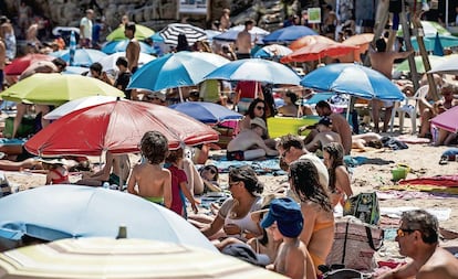 Bañistas, en una playa de la Costa Brava.