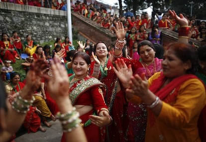 Mujeres nepalíes bailan con trajes tradicionales para honrar a 'Lord Shiva', dios de la Creación y la Destrucción, durante la celebración del 'Festival Teej' en el templo de Pahupati, en Katmandú (Nepal).