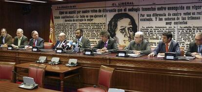 El delegado del Frente Polisario en España, Bucharaya Beyin (en el centro, ante los micrófonos), en la rueda de prensa en la que senadores de todos los grupos parlamentarios salvo el socialista han condenado la actuación de Marruecos en el Sáhara. Los senadores de PSOE y PSC han asistido a la reunión con Beyin, pero no han comparecido ante los medios.