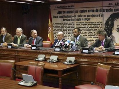 El delegado del Frente Polisario en España, Bucharaya Beyin (en el centro, ante los micrófonos), en la rueda de prensa en la que senadores de todos los grupos parlamentarios salvo el socialista han condenado la actuación de Marruecos en el Sáhara. Los senadores de PSOE y PSC han asistido a la reunión con Beyin, pero no han comparecido ante los medios.