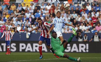 Koke remata de cabeza ante la oposición de Kameni.