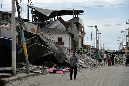 Edificios destrozados en la ciudad ecuatoriana de Pedernales, tras el terremoto, el 17 de abril de 2016.