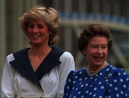 La princesa Diana junto a la reina Isabel II, en un acto público en 1987.