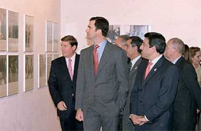 El príncipe Felipe recorre la exposición sobre Canarias en el Círculo de Bellas de Artes de Madrid.