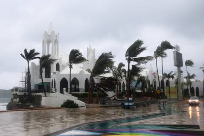 Las palmeras se mecen con el viento mientras el huracán Nora azota la costa mexicana con fuertes lluvias y fuertes vientos en Mazatlán, estado de Sinaloa.