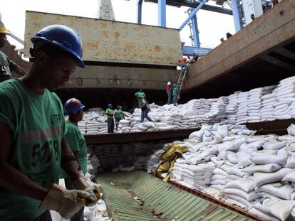 Trabajadores desvelan contenedores en el buque