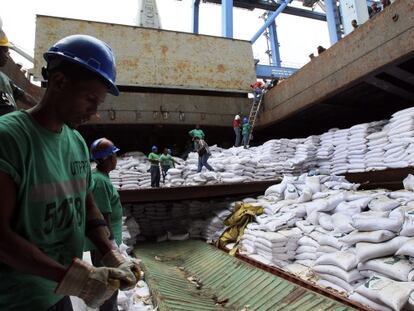 Trabajadores desvelan contenedores en el buque 