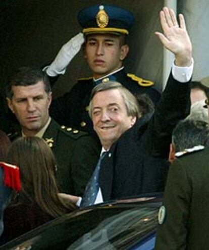 Néstor Kirchner saluda a su llegada a la Asamblea Legislativa.