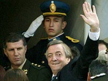 Néstor Kirchner saluda a su llegada a la Asamblea Legislativa.