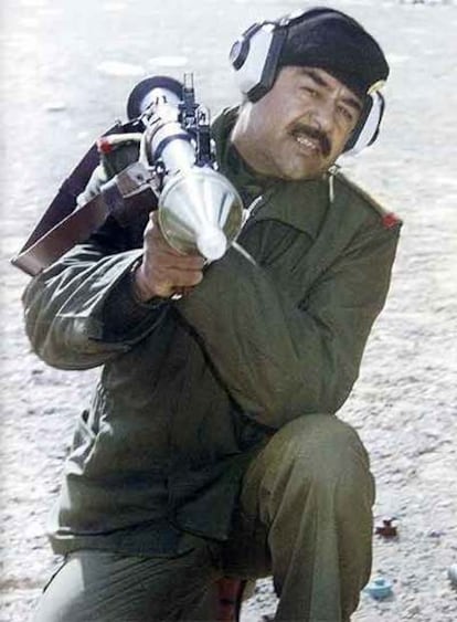 Sadam Husein prueba un lanzagranadas de la guerra irano-iraquí.