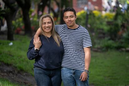 Daniel Alejandro y su madre, Bibiana, en Bogotá.